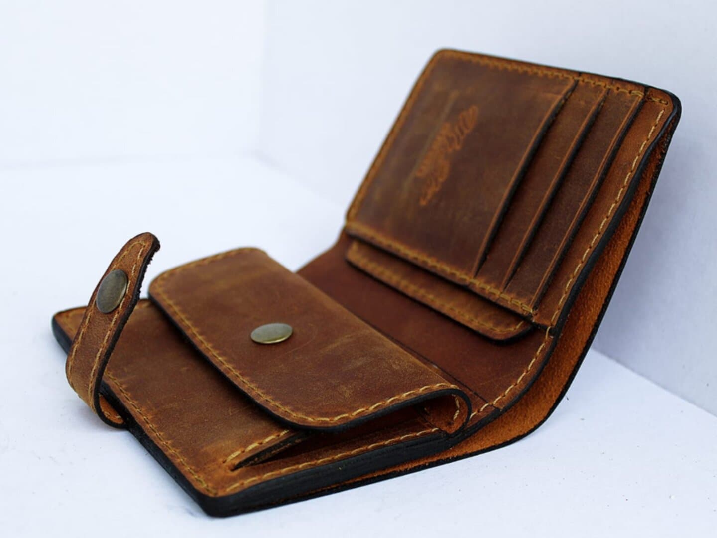 Wallet with External Closure